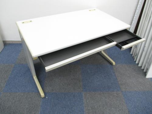 【おつとめ品】【W1200平机】　オカムラ製　SDシリーズ　【中古事務机】【日焼け有り】
                                    中古
            