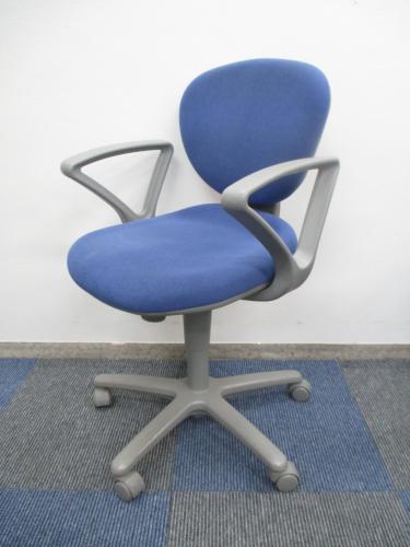 【状態良好品】【肘付きOAチェア】　INABA（イナバ）製　イニシオチェア　【固定肘】【中古事務回転椅子】
                                    中古
            