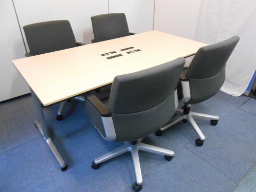 オカムラ製インターアクトミーティングテーブル＋コクヨ製マネージメントチェアー320シリーズ×4脚セット　■　型番：81D4WDMH46　■　電源＋LANコネクター×2付　【状態良好】【高級チェア】【セット商品】
                                    中古
            