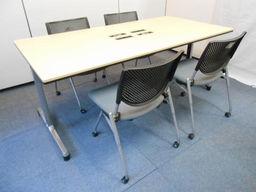 オカムラ製インターアクトミーティングテーブル＋オカムラ製プルスタックチェアー×4脚セット　■　型番：81D4WDMH46　■　電源＋LANコネクター×2付　【状態良好】【高級チェア】【セット商品】
                                    中古
            