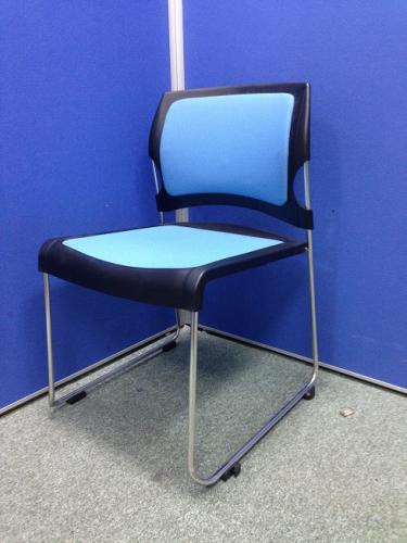 【事務用品】|コクヨ製|プレドチェア|型番；CK-867|カラー；ミディアムスカイ|【会議チェア】
                                    中古
            