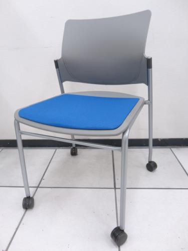 オカムラ製　スタッキングチェア　ファルマシリーズ　【会議チェア】
                                    中古
            