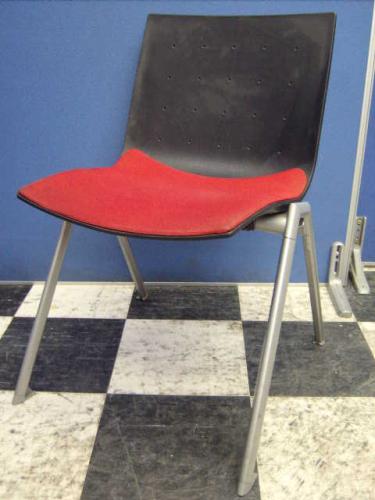 個性的なデザインと情熱的な赤がまぶしい！■限定３脚■頑丈！
                        スタックチェア
                                    中古
            