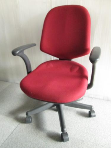 オフィスチェア　肘付　レッド　事務椅子【OAチェア】
                        サクラル　
                                    中古
            