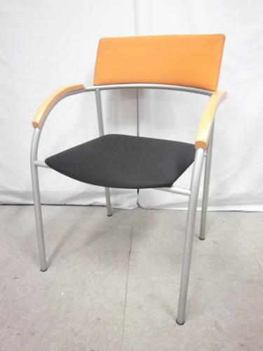 【Wiesner hager(ウィスナーハーガー)】スタッキグチェア｜ブラック×オレンジ｜肘付【会議チェア】
                                    中古
            