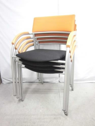 【Wiesner hager(ウィスナーハーガー)】スタッキグチェア４脚セット｜ブラック×オレンジ｜肘付【セット】【会議チェア】
                                    中古
            