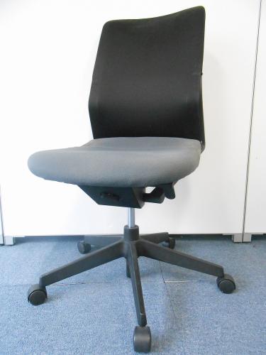 ■コクヨ製■アガタＳチェア■背面：ブラック■座面グレー■ハイバック肘無し■　【ロット】【OAチェア】
                        
                                    中古
            