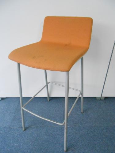 オカムラ製■ハイチェア■色：オレンジ■残り３脚■
                                    中古
            