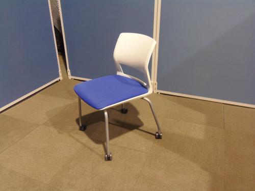 【会議】コクヨ製のスタッキングチェアが入荷致しました！【スタック】【ブルー】【会議チェア】
                                    中古
            