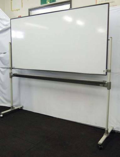 【1台入荷！】脚付き両面ホワイトボード　■盤面サイズ　幅1800mm*高さ900mm ■中古希少在庫！　若干へこみあり
                                    中古
            