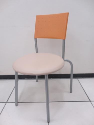 イトーキ製　スタッキングチェア　【会議チェア】
                                    中古
            