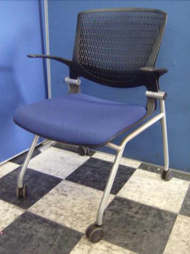 【状態良好】肘付きネスティングチェア■オカムラ　グラータ■クールなブルー■会議・催事用に【オフィス家具　チェア　イス　埼玉】【会議チェア】
                                    中古
            