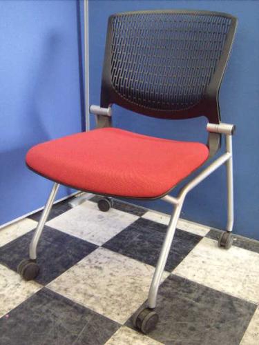 おつとめ品【状態良好】肘なしネスティングチェア■オカムラ　グラータ■情熱的なレッド■会議・催事用に【オフィス家具　チェア　イス　埼玉】【会議チェア】
                                    中古
            