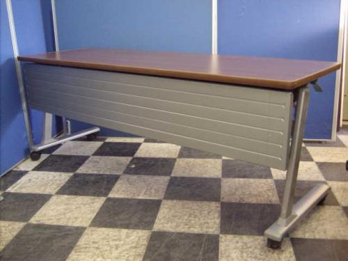 【おつとめ品】【安心の国内メーカー製】オカムラ製　スタックテーブル　【頑丈一番】　幕板付き【オフィス家具　テーブル　埼玉】
                                    中古
            