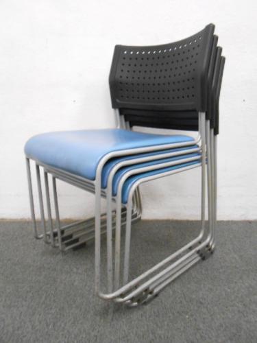 ■スタッキングチェア4脚セット　■ブルー（ビニールレザー）　■アイリスチトセ（Chitose）　【セット商品】【会議チェア】
                                    中古
            