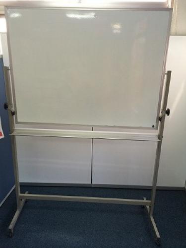 ■ホワイトボード　キャスター付　両面　少々難有り
                                    中古
            