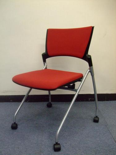 ＩＴＯＫＩ製　マノスチェア　キャスター付き　レッド色！　場所を取らないチェア！【会議チェア】
                                    中古
            