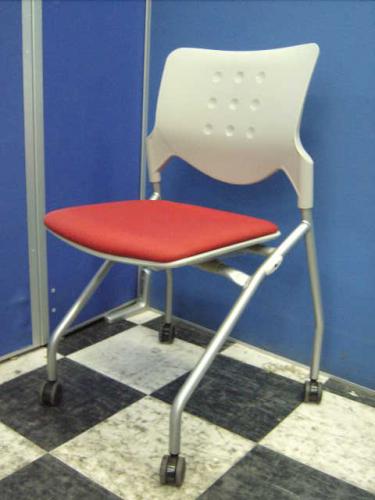 【状態良好】【国内メーカー】オカムラ製　ネスティングチェア　レッド×ニューグレー色　【オフィス家具　チェア　イス　埼玉】【会議チェア】
                                    中古
            