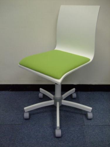 おしゃれなOAチェア入荷致しました！【会議チェア】
                                    中古
            