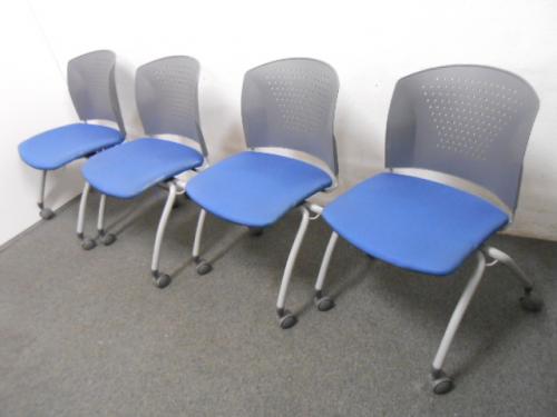 ■スタッキングチェア4脚セット　■キャスター付　■座：ブルー（布）　■背：グレー（樹脂）【会議チェア】
                                    中古
            