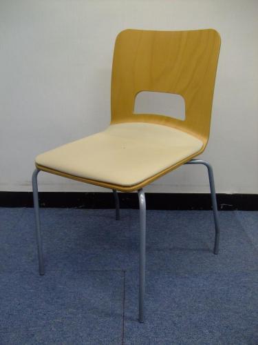 イトーキ製のスタッキングチェア　orno（オルノ）チェア【3脚限定】【会議チェア】
                                    中古
            