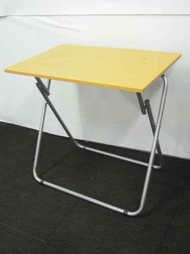 【特価処分品】折り畳みテーブル　ナチュラル天板　タバコによる変色 、天板に傷あり　【おつとめ品】
                                    中古
            