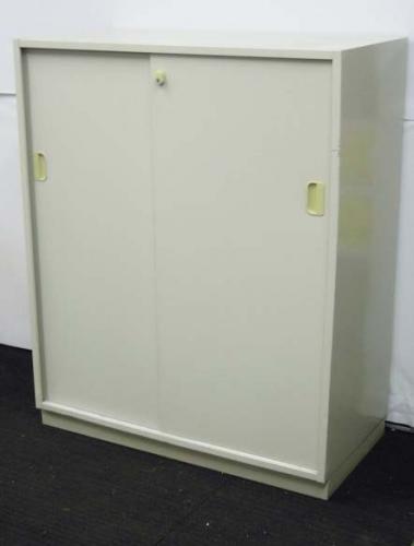 【２台入荷！】中古人気！スチール引き違い書庫　スペース有効につかえるキャビネット　
                                    中古
            