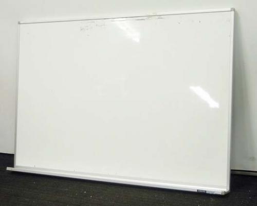 【2台入荷！状態良好！】コクヨ製　壁掛けホワイトボード　幅900mm 高さ600mm 【中古フォイス家具】
                                    中古
            