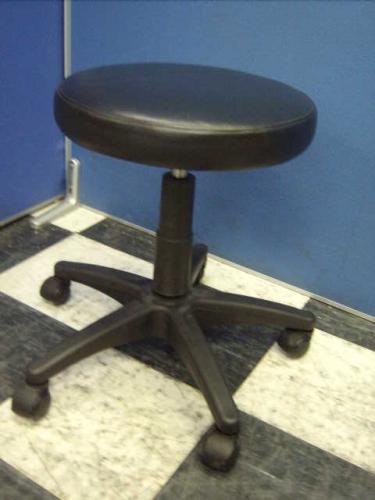 【状態良好】丸イス■合皮製ブラック■コンパクトで軽い【オフィス家具　チェア　イス　埼玉】
                                    中古
            