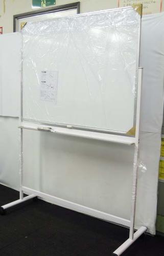 【6台入荷！新古品】脚付き両面ホワイトボード　盤面サイズ 幅1200mm 高さ900mm 組立家具となります
                                    中古
            