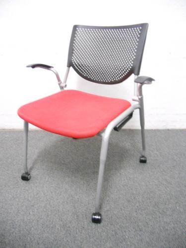 ■スタッキングチェア【肘付】　■オカムラ（okamura）　■プロスタックシリーズ　Prostack　レッド【ロット】　【会議チェア】
                                    中古
            