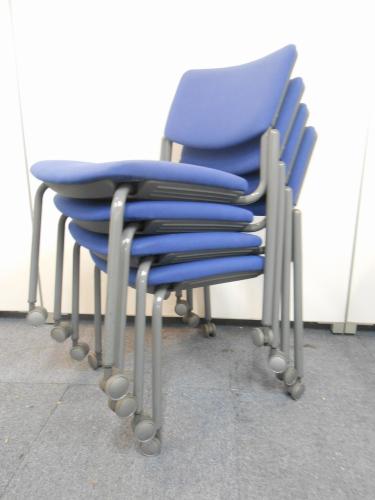 【セット商品】　キャスター付きスタッキングチェア×４脚セット　【状態良好】【会議チェア】
                        
                                    中古
            