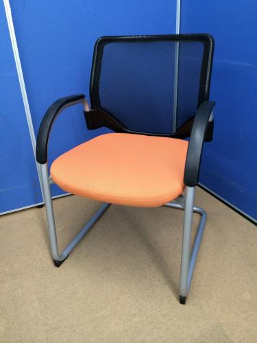 ▼最新入荷情報▼　オカムラ製■エアリ(Airly)カンチ脚■色：オレンジ【会議チェア】
                        
                                    中古
            