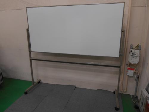 【プラス製　両面ホワイトボード　キャスター脚付】W1800のワイドタイプ
                        
                                    中古
            