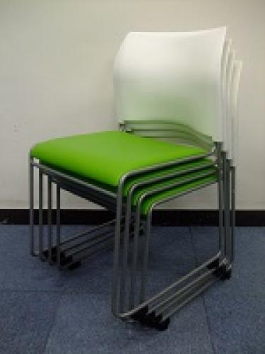 【４脚セット】明るいグリーン！スタッキングチェア４脚セット！【会議チェア】
                                    中古
            