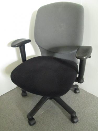 オカムラ　オフィスチェア　肘付　グレー【OAチェア】
                                    中古
            