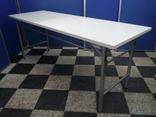 【状態良好】折り畳みテーブル■幅１８００ｍｍ■ホワイト■メーカー不明【オフィス家具　デスク　机　埼玉】
                                    中古
            