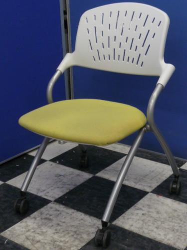 ■専門クリーニング業者洗浄済■状態良好■　【大量入荷】ネスティングチェア■ペールイエロー■ライオン製サテラ■会議・催事用に【オフィス家具　チェア　イス　埼玉】【会議チェア】
                        
                                    中古
            