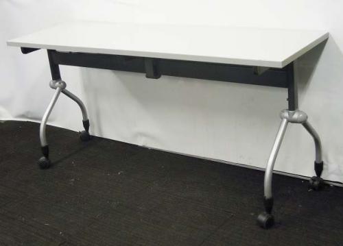 【15台入荷！状態良好！】AICHI製　サイドスタックテーブル　幅1500mm 奥行き450mm 【ロット】
                                    中古
            