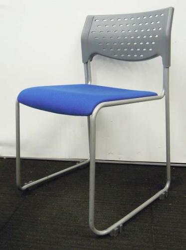 【70脚入荷！状態良好！】aico アイコ製　スタッキングチェア　ブルー×ダークグレー【ミーティングチェア】【会議チェア】
                        
                                    中古
            