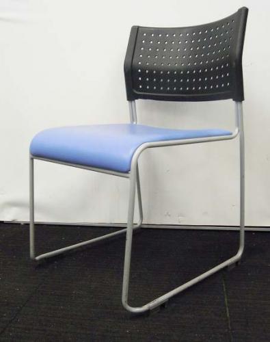 【19脚入荷！状態良好！】aico アイコ製　スタッキングチェア　ライトブルー×ブラック【ミーティングチェア】【会議チェア】【おつとめ品】
                        
                                    中古
            