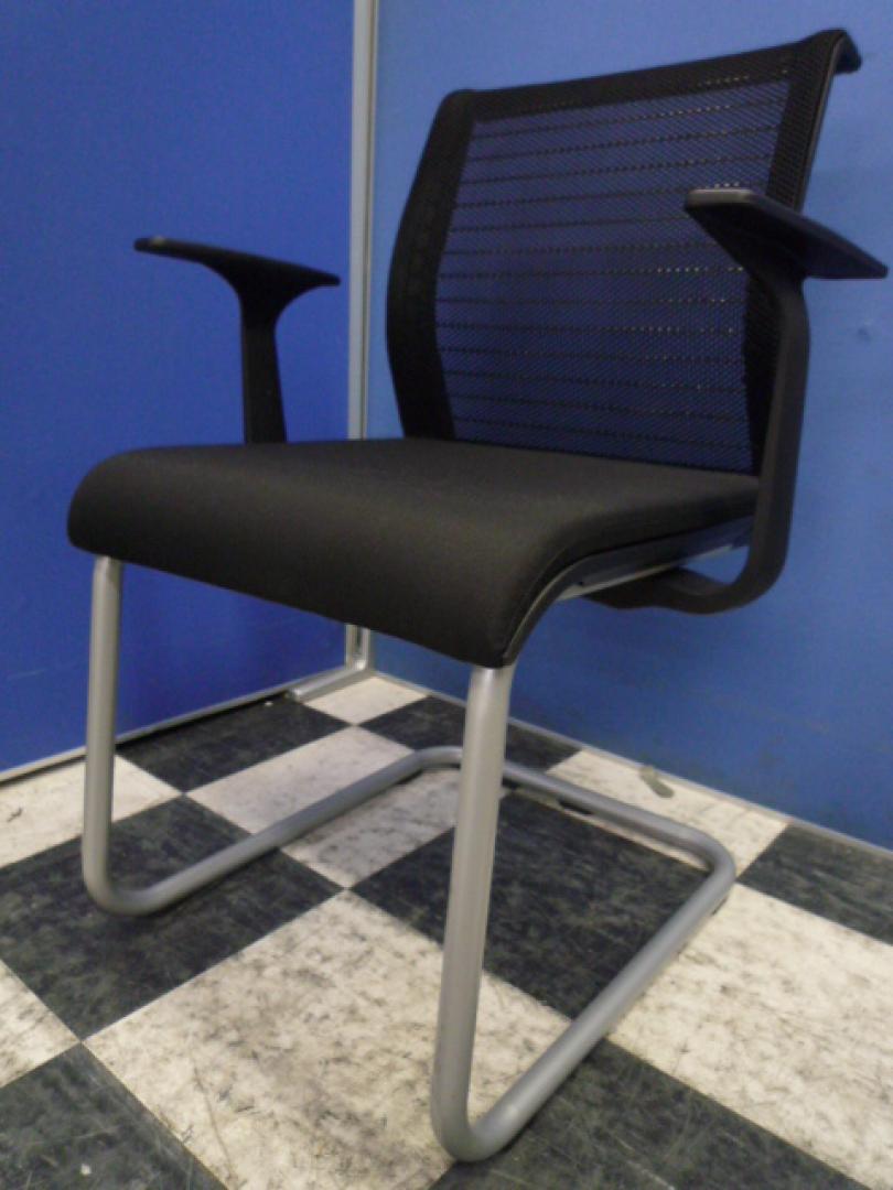 【状態良好】【中古希少品】肘付きミーティングチェア　【スタイリッシュ】【メッシュチェア】デザイン性と機能性の両立　
                        シンクチェア
                                    中古
            
