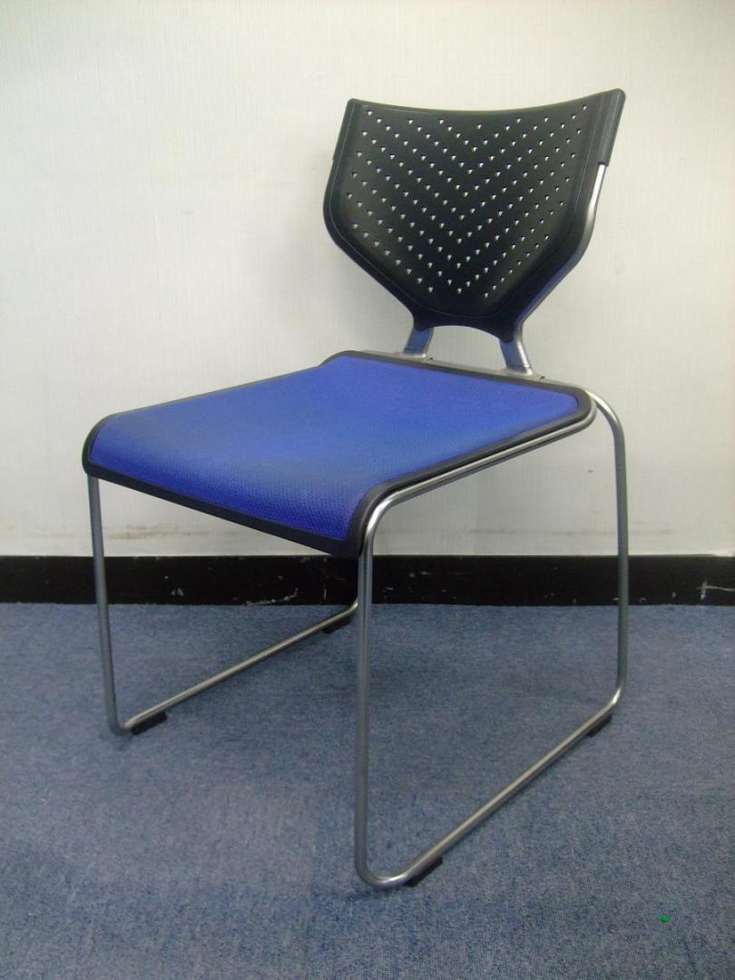 スマートなデザインのスタッキングチェア入荷しました！
                        
                                    中古
            