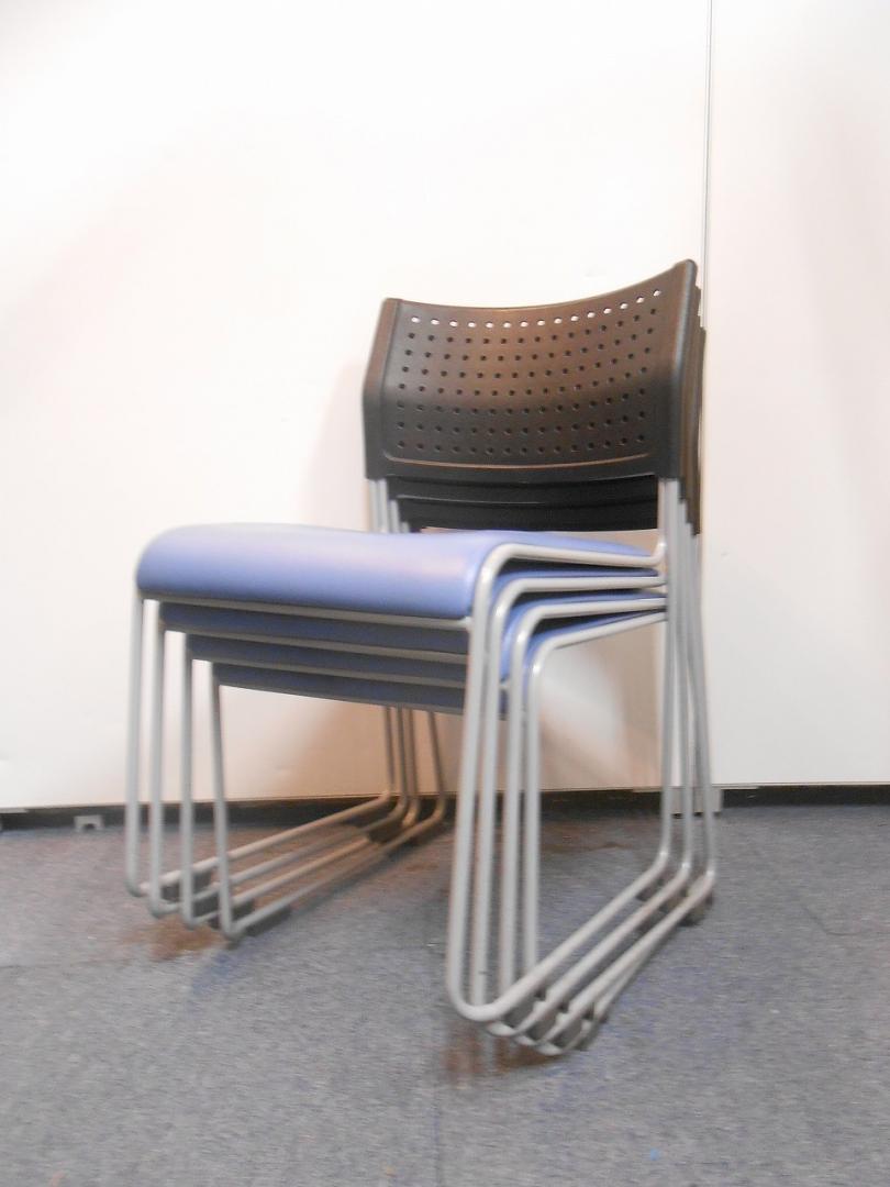 ■　【セット商品】■　スタッキングチェア×４脚セット
                        
                                    中古
            