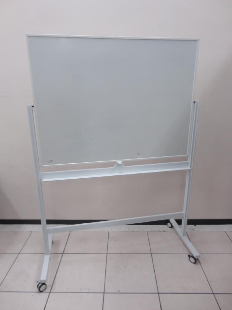 ホワイトボード　脚付き　無地　両面タイプ
                        
                                    中古
            
