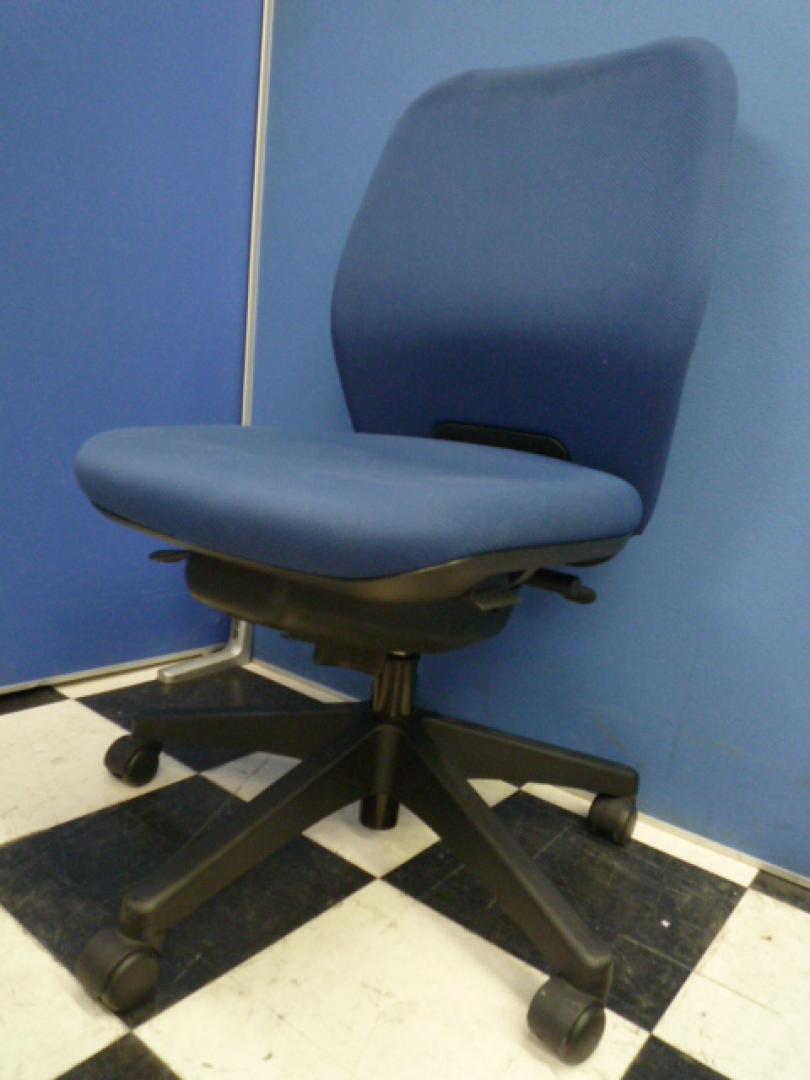 【大量入荷】【状態良好】ローバック肘無しチェア■ブルーグレー■機能充実■自宅使用もおススメ【オフィス家具　チェア　イス　埼玉】
                        シエルト（CIERTO）
                                    中古
            