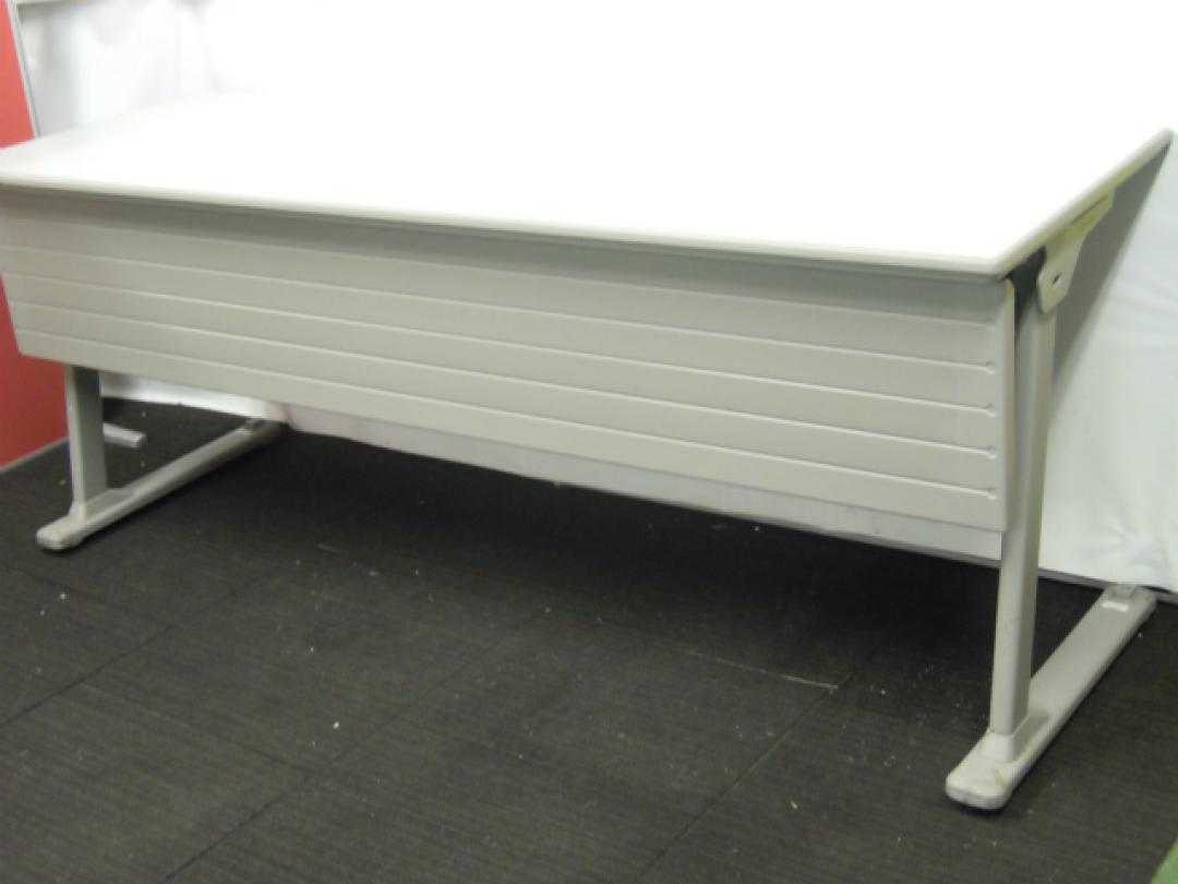 【10台入荷！状態良好！】岡村製作所　サイドフォールドテーブル　Lタイプ　幕板付き　折りたたんでスタック収納可能なテーブル　幅1800mm 
                        
                                    中古
            