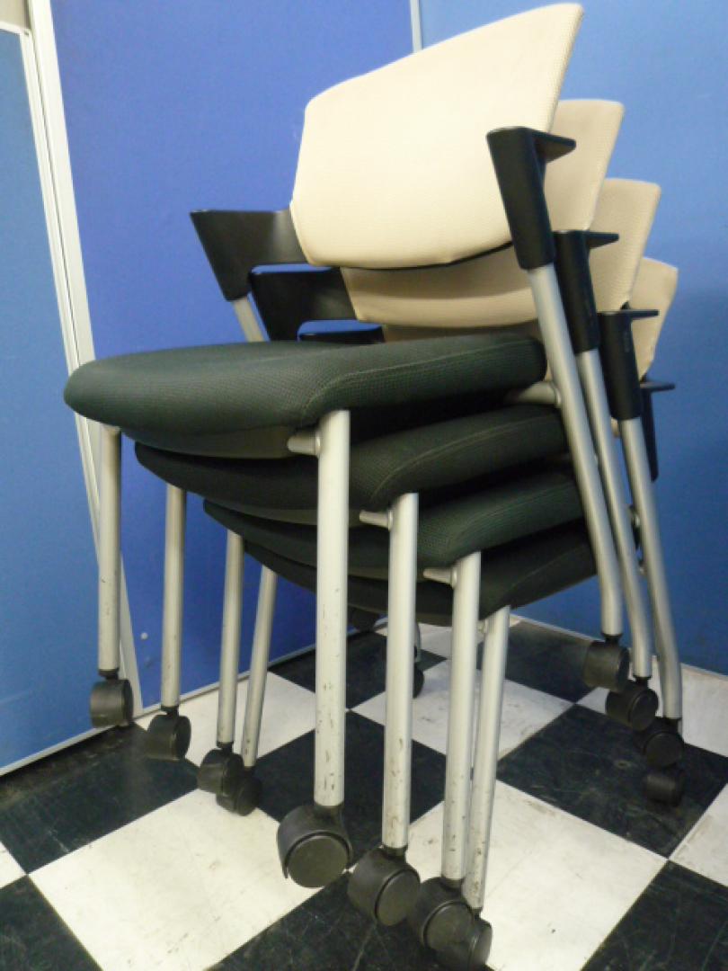 【セット商品】スタッキングチェア４脚セット■キャスター付き■背ライトカーキ×座面ブラック■会議・催事用に【オフィス家具　チェア　イス　埼玉】
                        プロッティ（Protty）
                                    中古
            