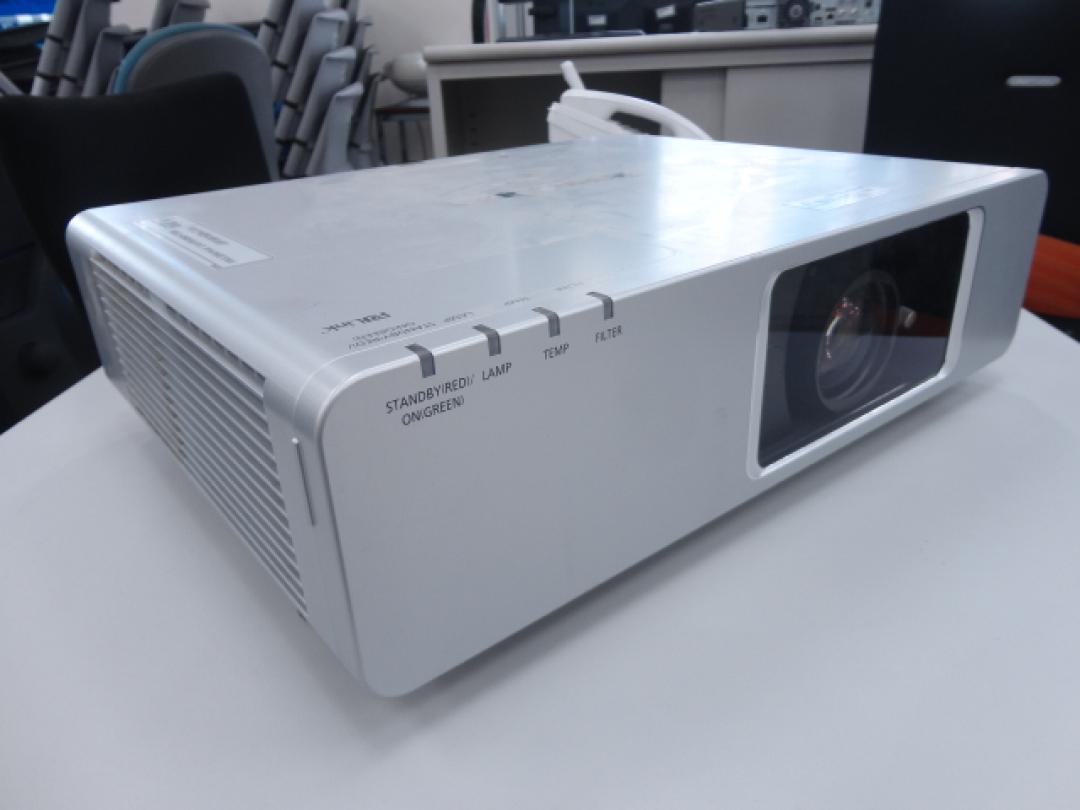 液晶プロジェクター　
                        PT-F300
                                    中古
            