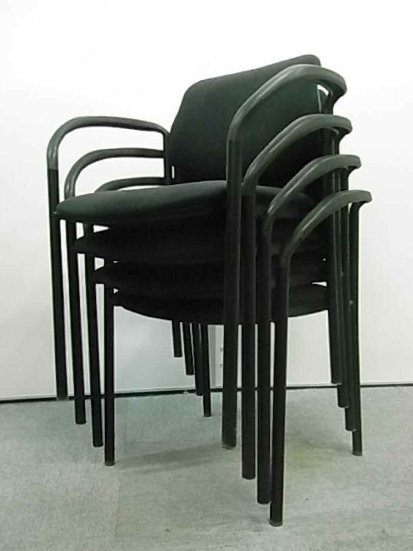 スタッキングチェア　4脚セット■　ブラック　肘付　スタッキング可能　〜セット価格でお買い得〜【セット商品】
                        
                                    中古
            